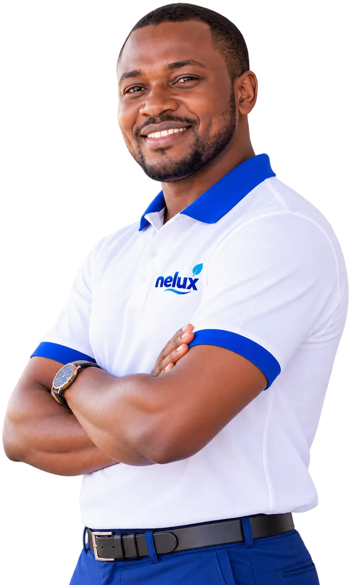 Un homme souriant en polo NELUX, bras croisés, de trois quarts